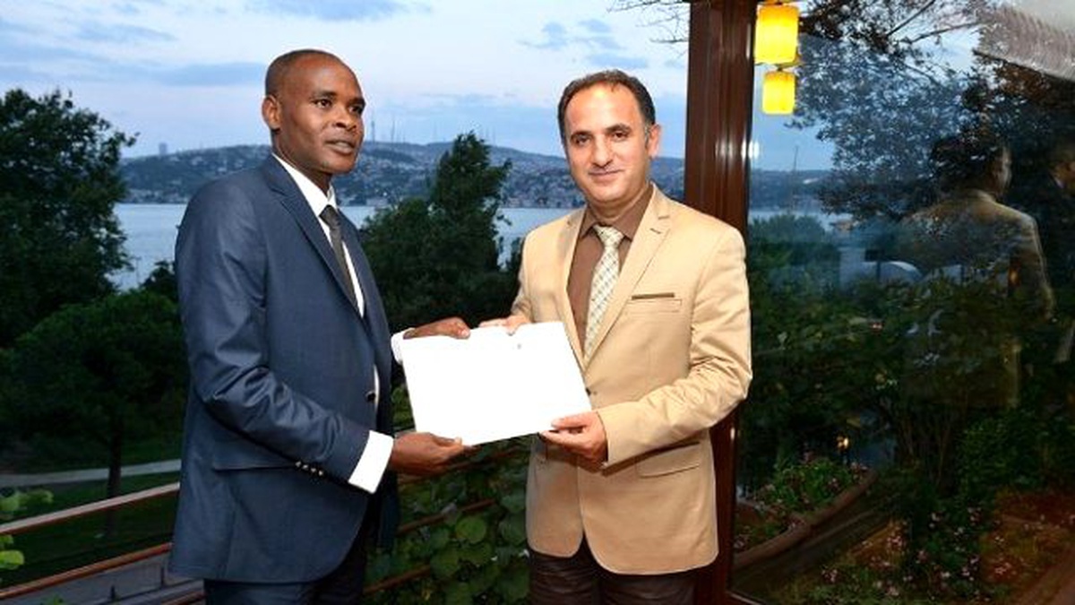 Ytb Kamerun\'un İlk Türkçe Bilen Diplomatını Yetiştirdi