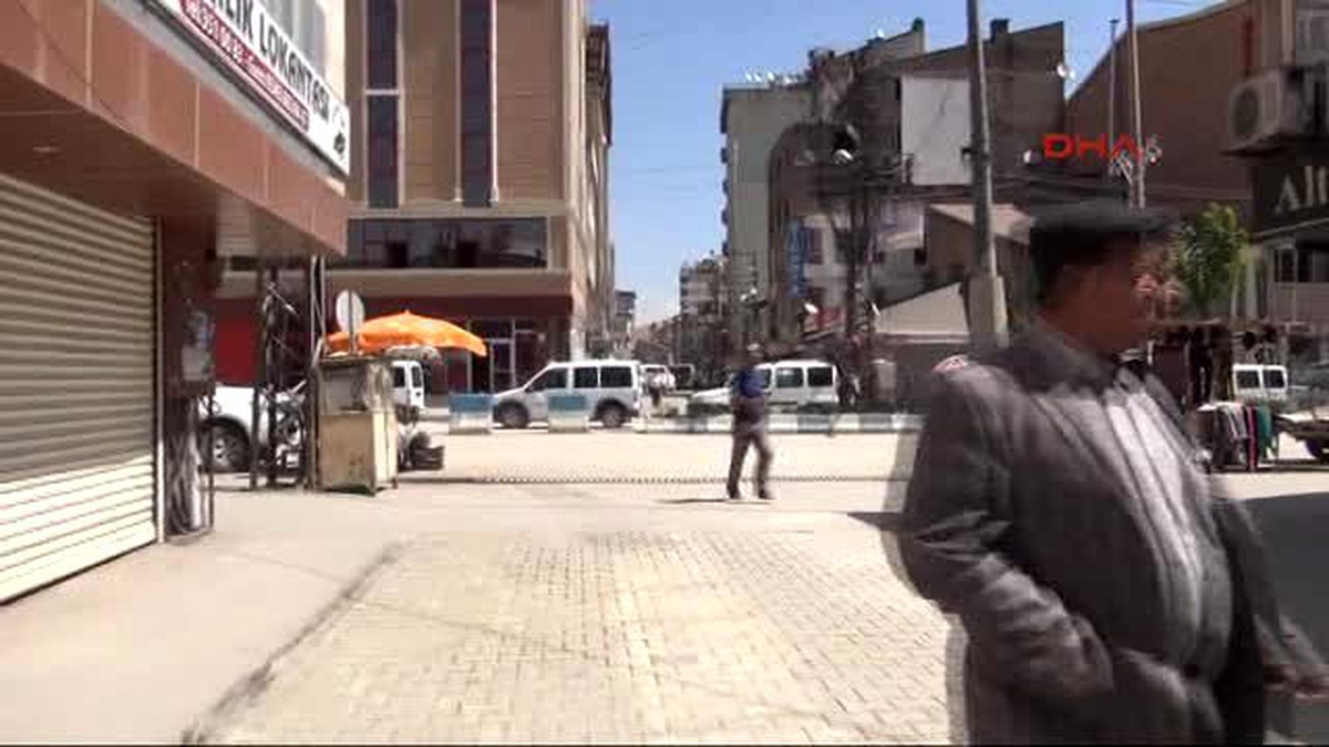 Yüksekova\'da \'Çatışma Çıkacak\' Söylentisi Kepenk İndirtti 1 Mahalle Aralarından Silah Sesleri...
