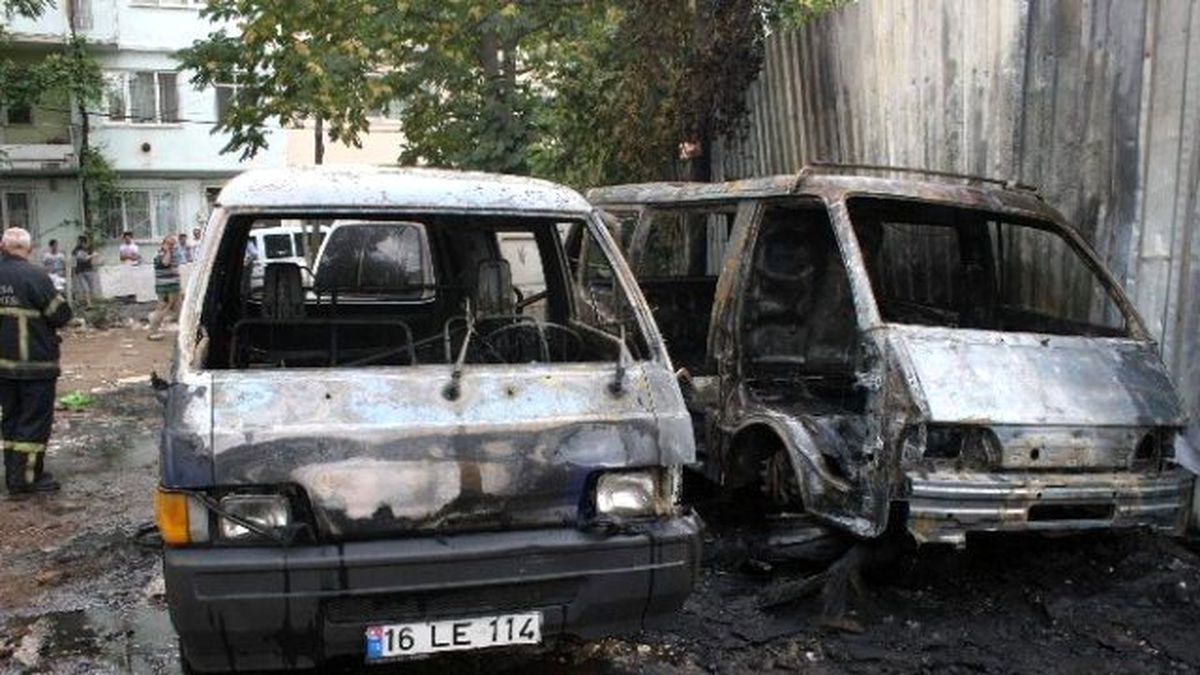 2 Balici, 3 Aracın Yanmasına Sebep Oldu, Oturup Sigara İçti