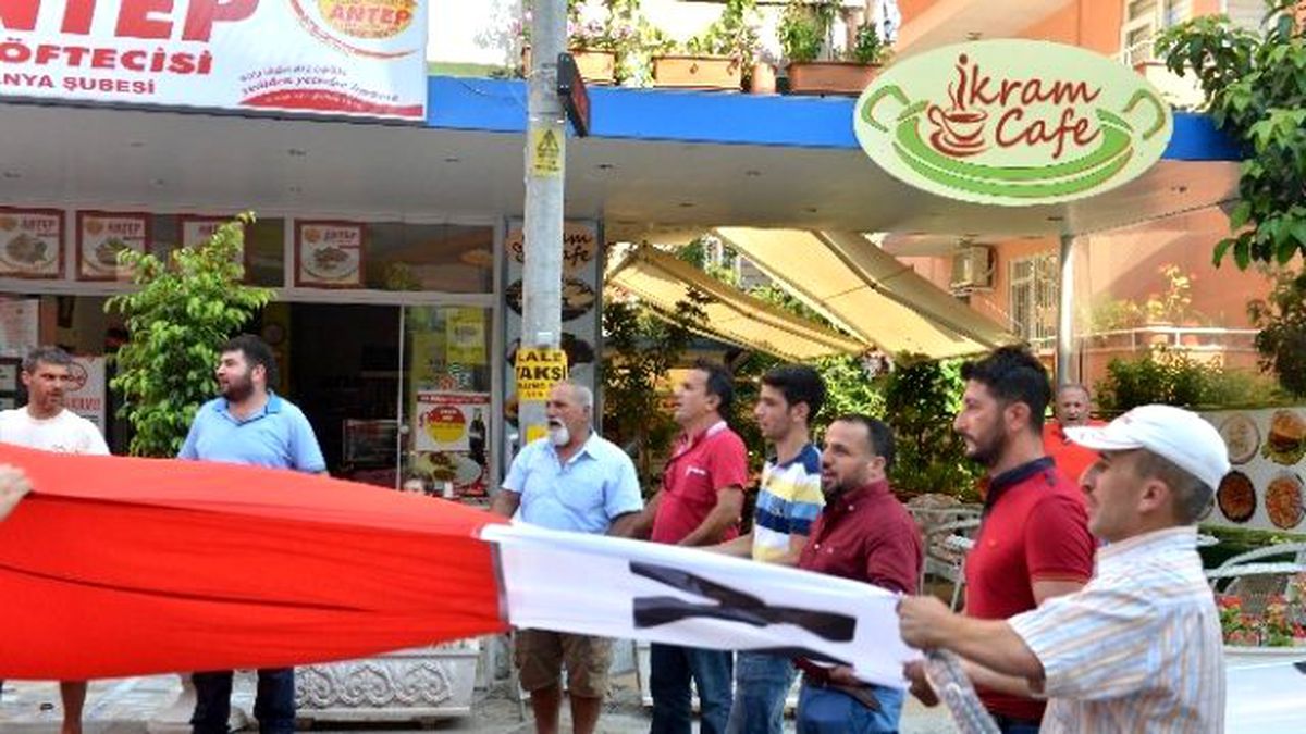 Alanya'da Esnaftan 'Ya Sev ya Terk Et' Pankartı