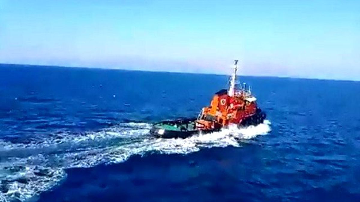 Arızalanan Feribot, Gökçeada\'ya Çekiliyor