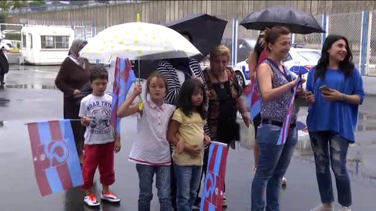 Avrupa Şampiyonu Milli Boksör Busenaz Sürmeneli, Coşkuyla Karşılandı