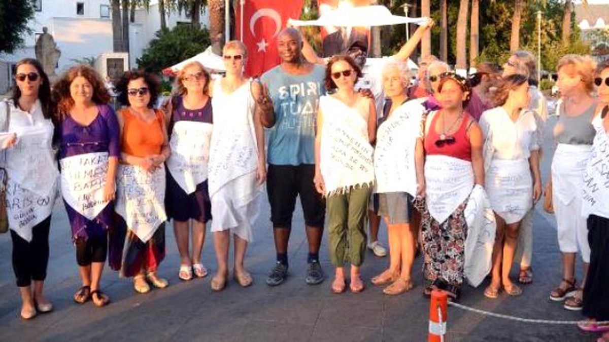 Barış İçin Tülbent Bağladılar