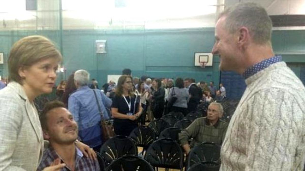 Başbakan, Eşcinsel Çifti Baş Göz Etti