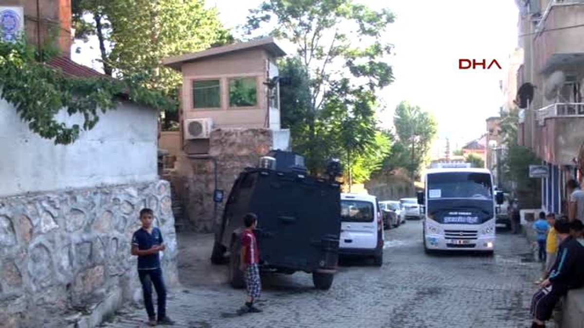 Bitlis - Kadın Kıyafeti Giyen PKK\'lı, Polise Merkezine Bomba Attı