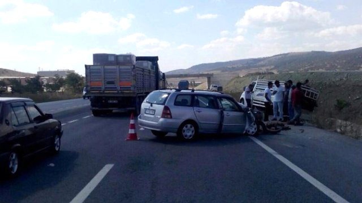 Bozüyük\'te Otomobil Kamyonete Çarptı, 3 Yaralı