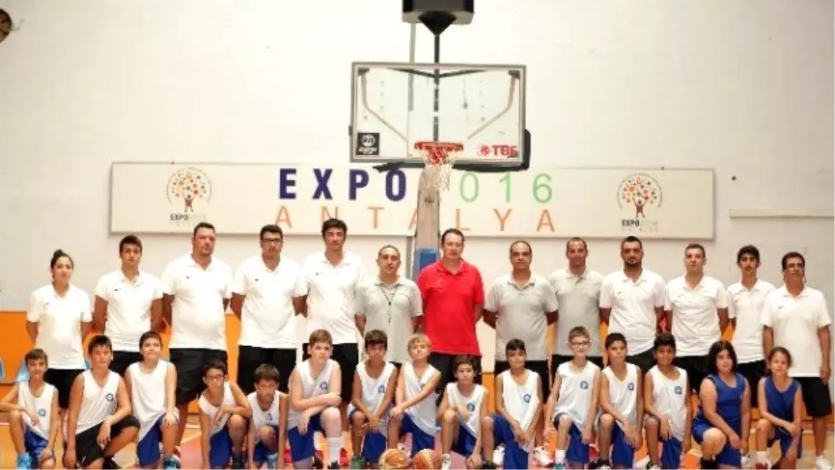 Büyükşehir Belediyesi Geleceğim Basketbolcularını Yetiştiriyor