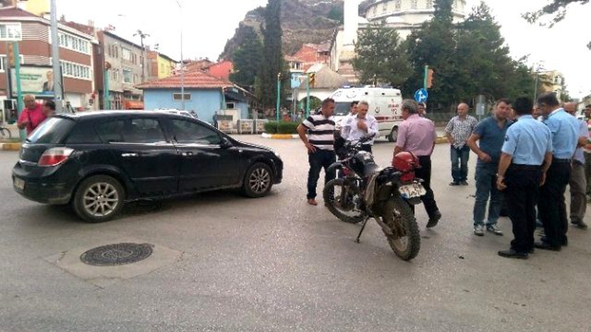 Çorum\'da Motosiklet ve Otomobil Çarpıştı: 1 Yaralı