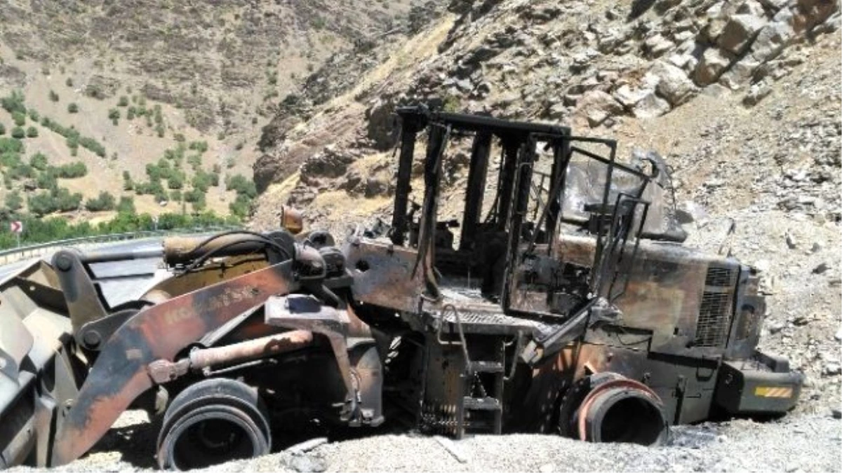 PKK\'lı Teröristler, Çukurca Kara Yolunda İş Makinesini Yaktı