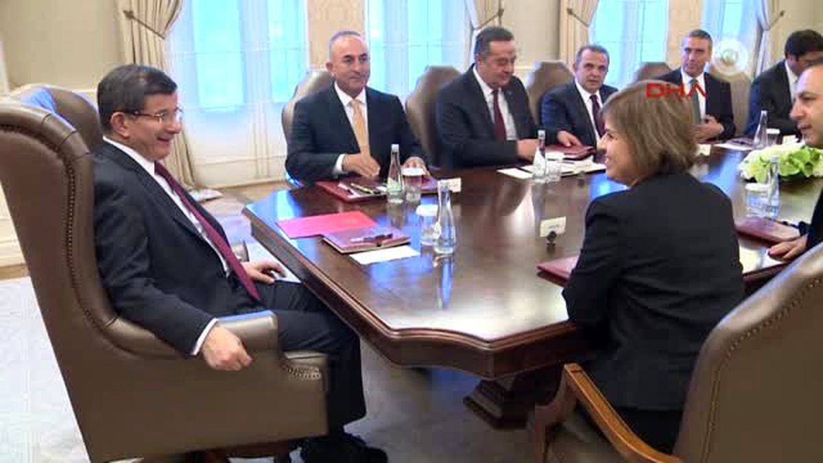 Davutoğlu, KKTC Dışişleri Bakanı Çolak\'ı Kabul Etti