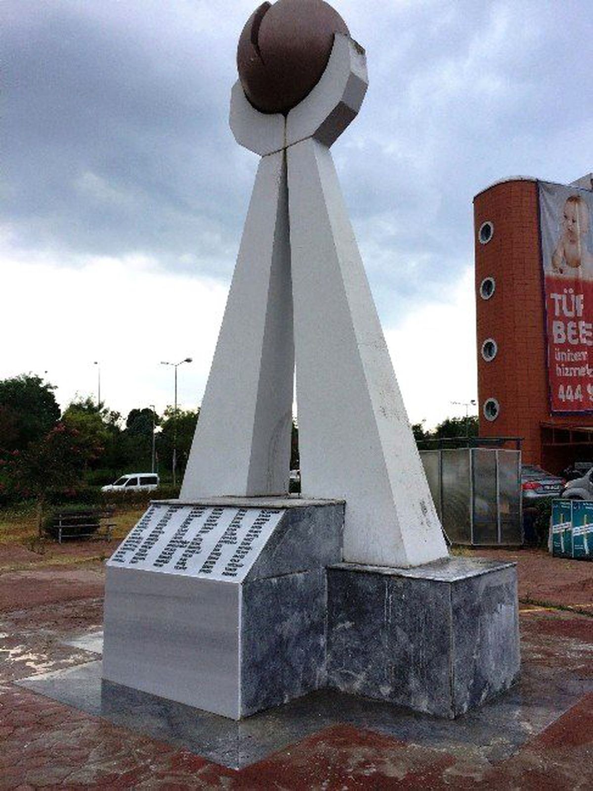 Deprem Anıtında Bakım Yapıldı