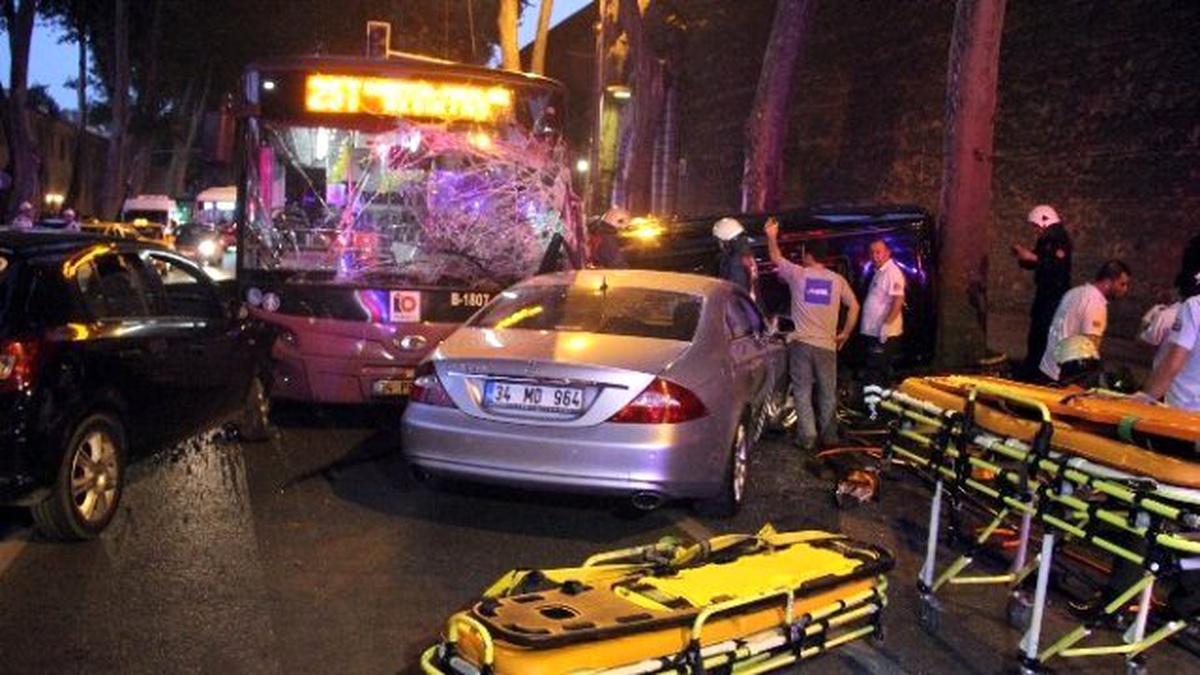 Dolmabahçe\'de 4 Aracın Karıştığı Zincirleme Trafik Kazası