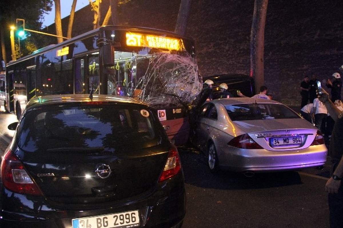 Dolmabahçe\'de Zincirleme Trafik Kazası: 2 Ölü 7 Yaralı