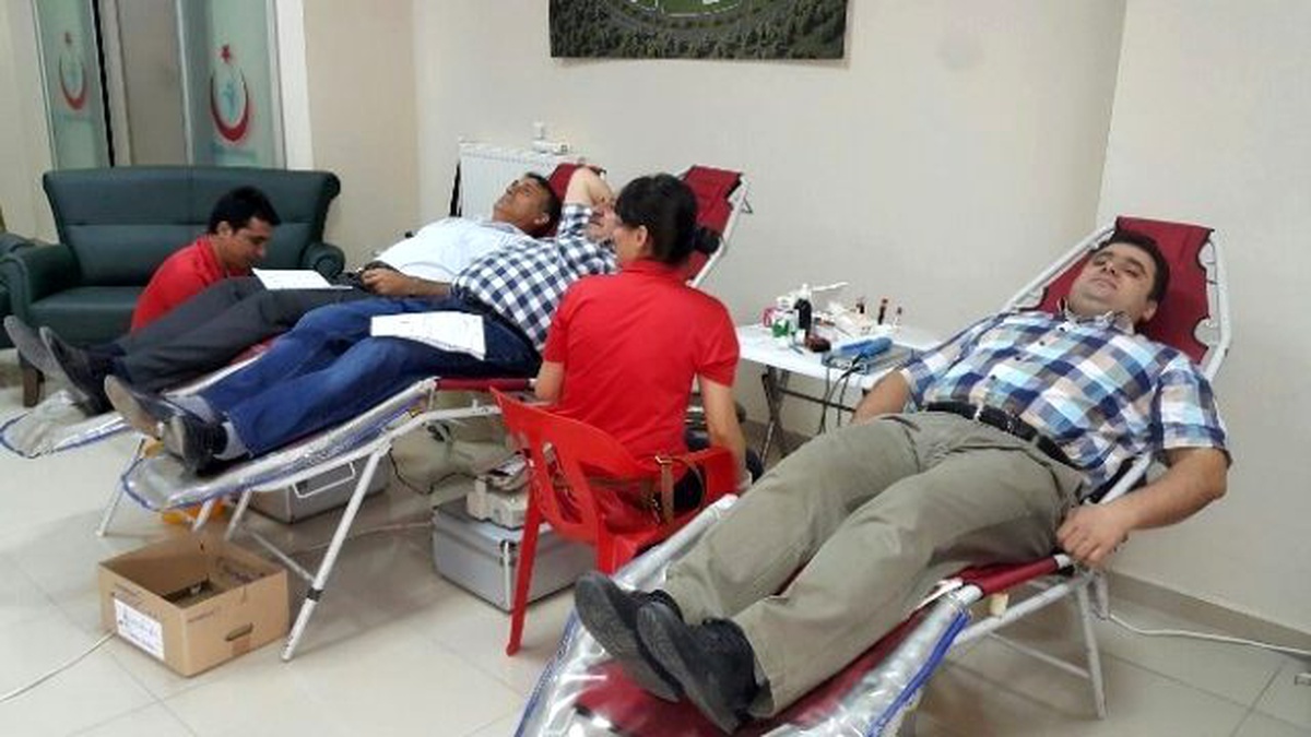 Elazığ\'da Sağlık Çalışanları Kan Verdi
