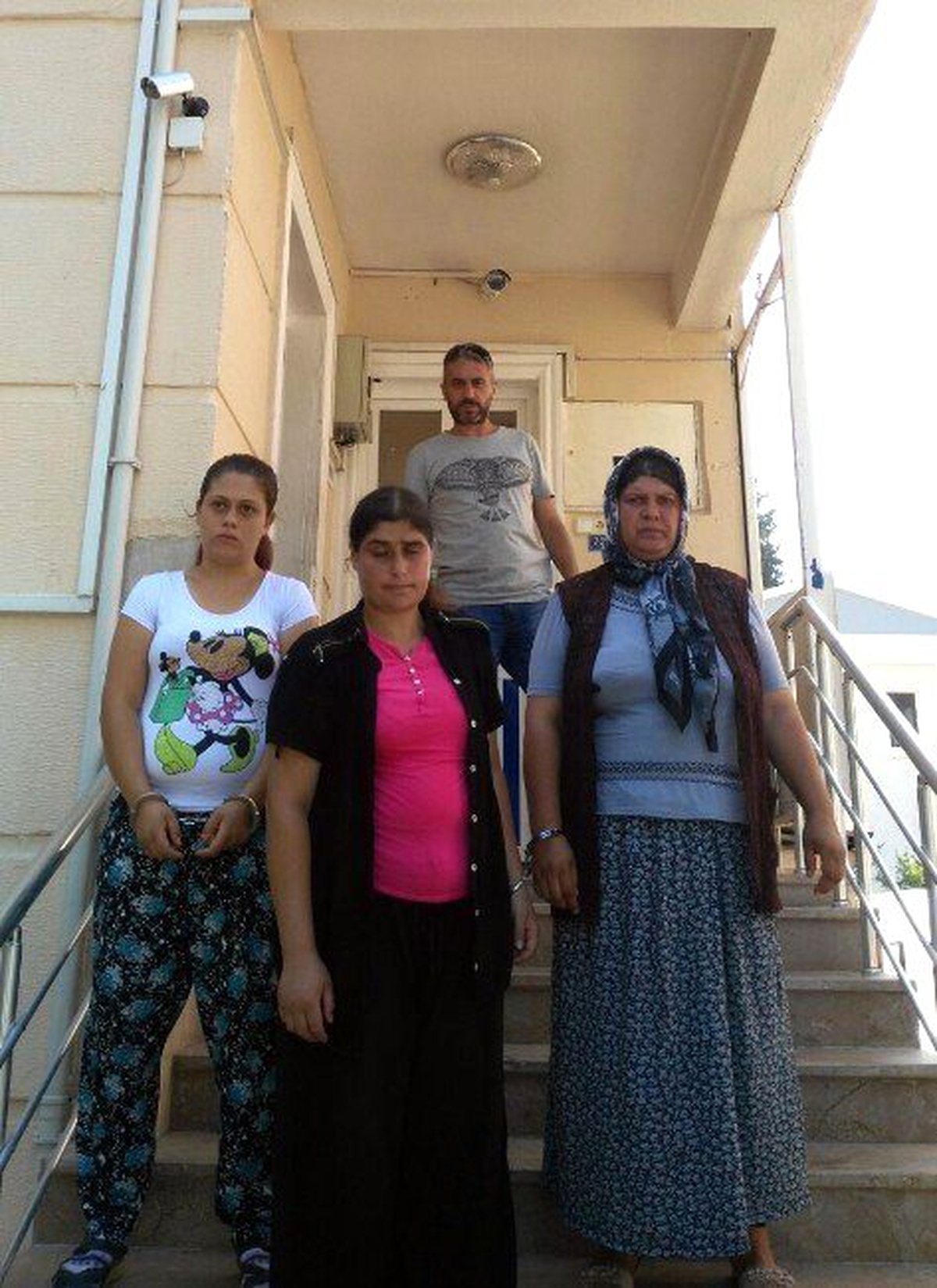 Hırsızlık Şüphelisi Kadınlara Kapıda Suçüstü
