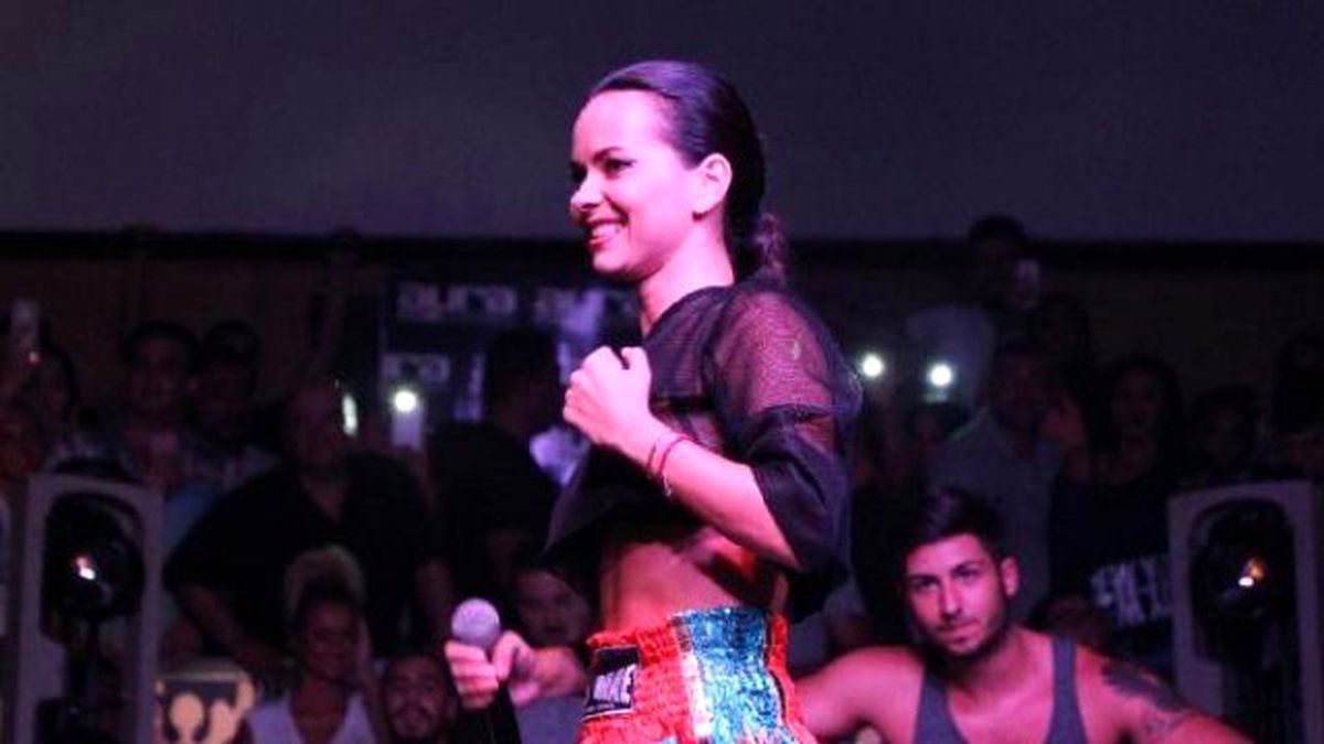 Inna Boksör Şortuyla Konser Verdi