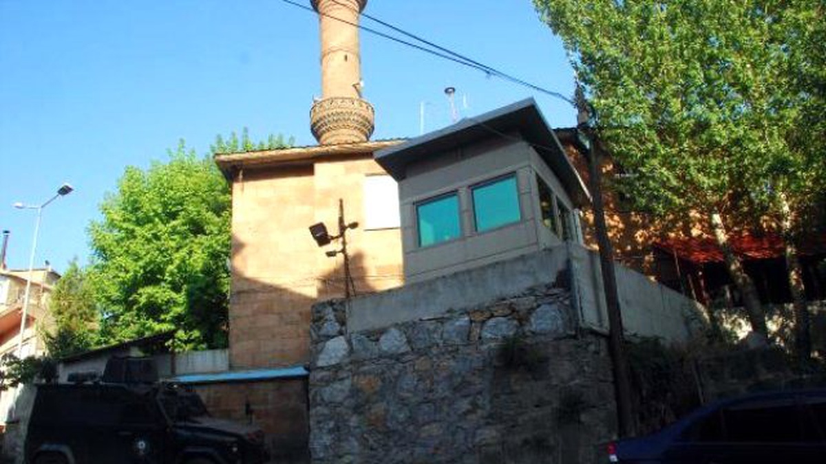 Kadın Kıyafeti Giyen PKK\'lı, Polise Merkezine Bomba Attı