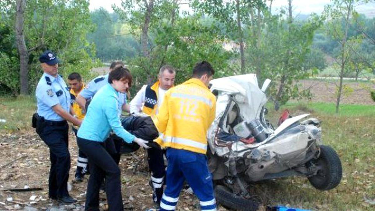 Kastamonu\'da Otomobil Ağaca Çarptı: 2 Yaralı