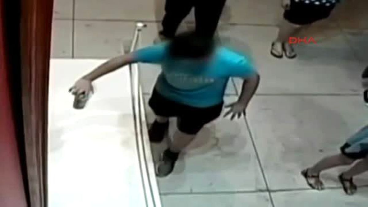 Kaza ile 1.5 Milyon Dolarlık Tablonun Üzerinde Delik Açtı