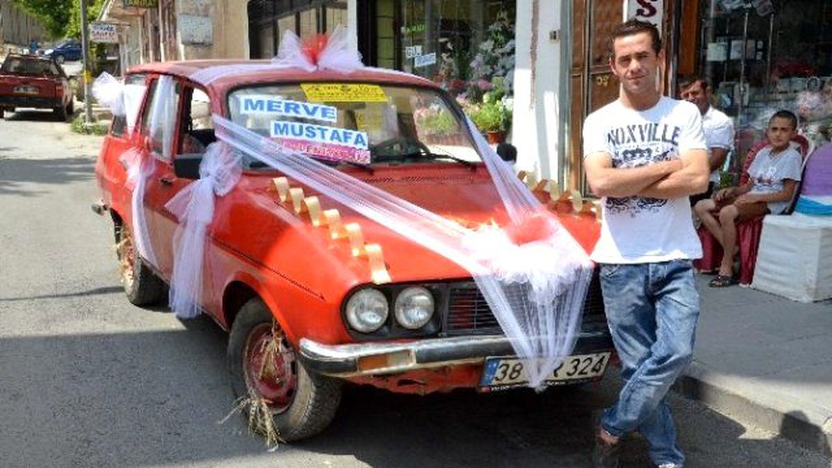 Kız İstemeye 75 Model Arabayı Süsleyerek Gitti