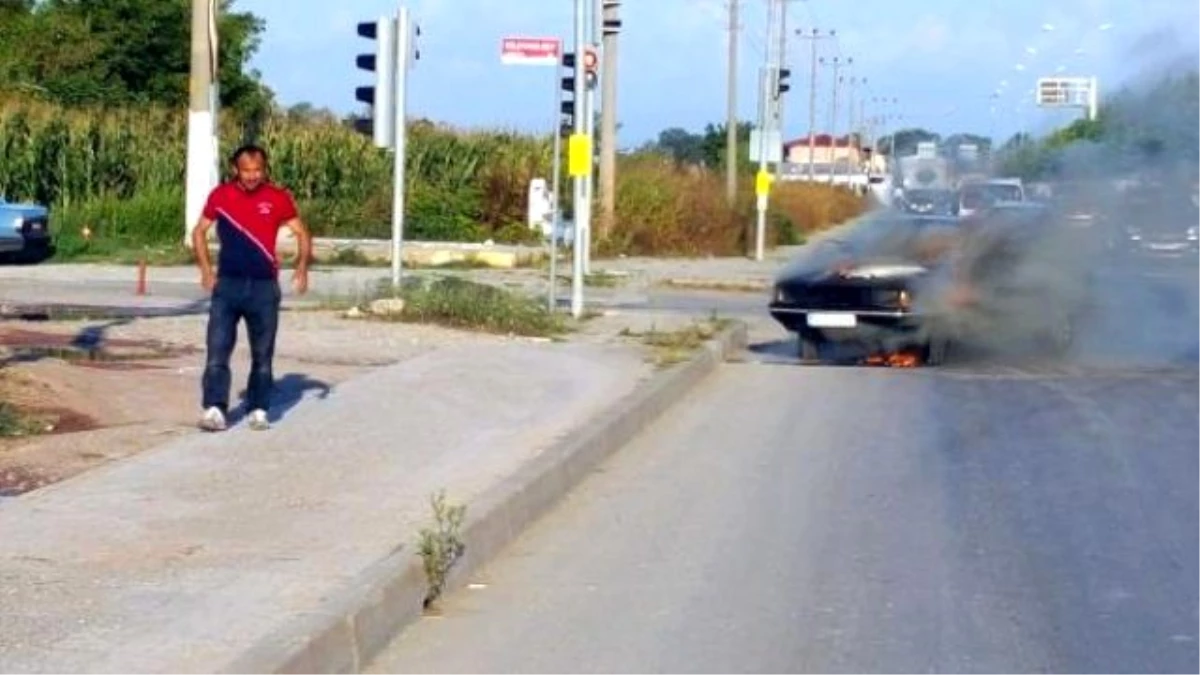 Alevlerin İçinden Çıkan Sürücü Arabasının Yanmasını Çaresizce İzledi