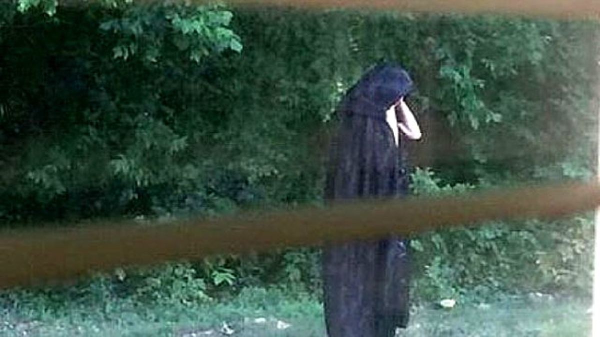 Parklara Çiğ Et Bırakan Pelerinli Kişi Korku Yarattı