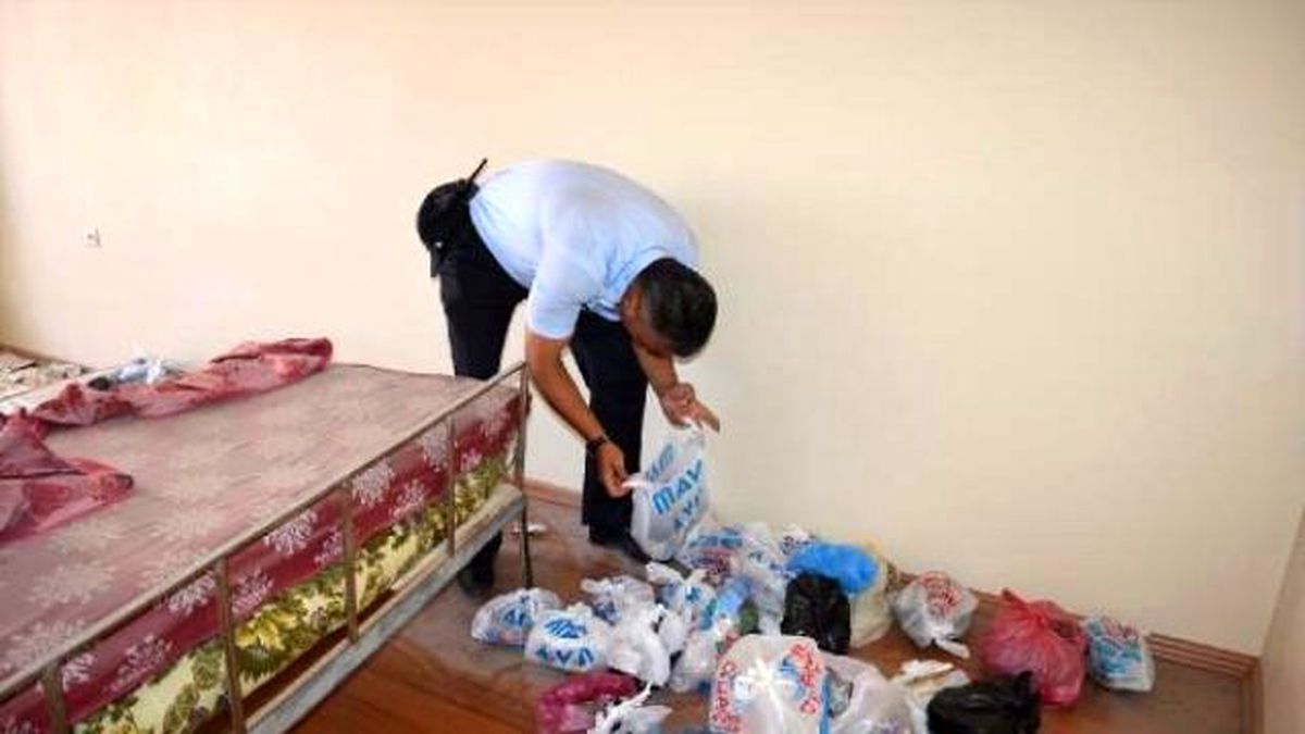 Pis Koku Gelen Evden Römorklar Dolusu Çöp Çıktı
