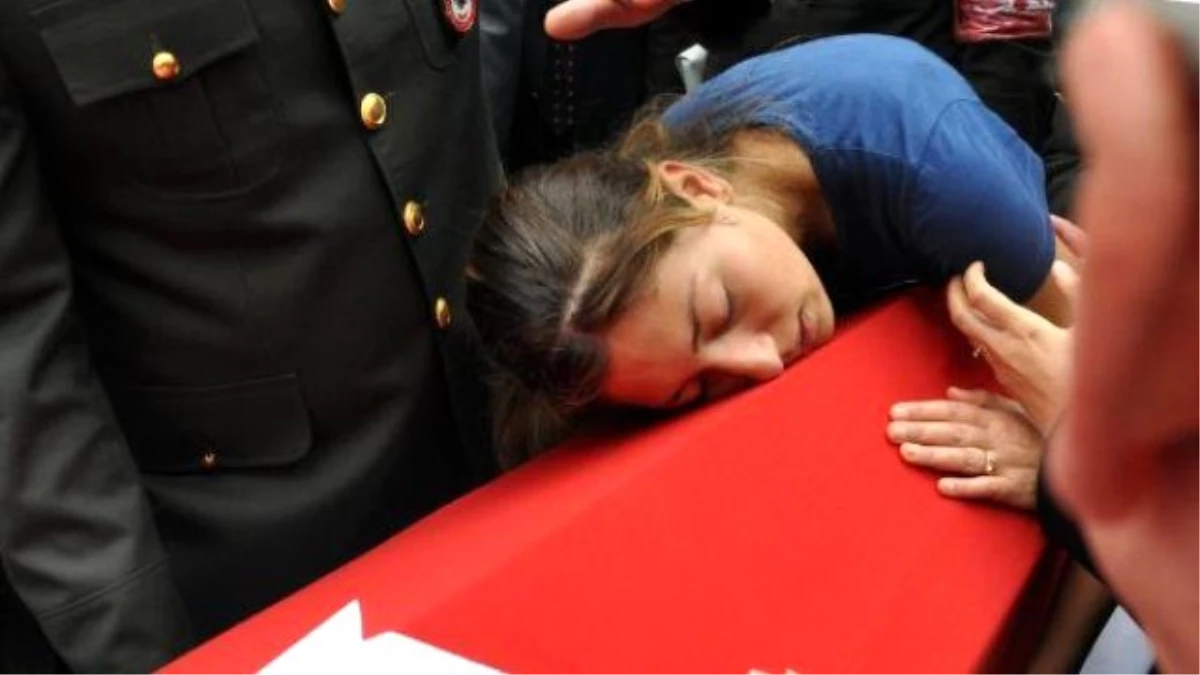 Şehit Astsubay Ceylan'ın Kardeşi Gözyaşlarına Boğuldu