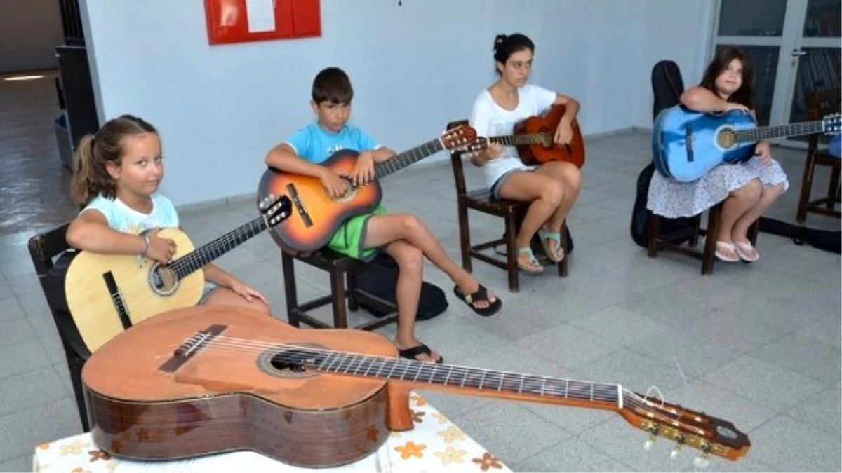 Yeni Foça\'da Öğrencilere Gitar Kursu