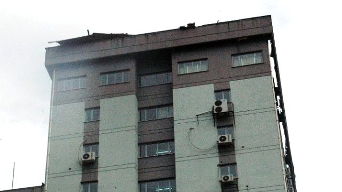 1 Kişinin Ölümüne Neden Olan Maliye Binasının Çatısı Onarılıyor