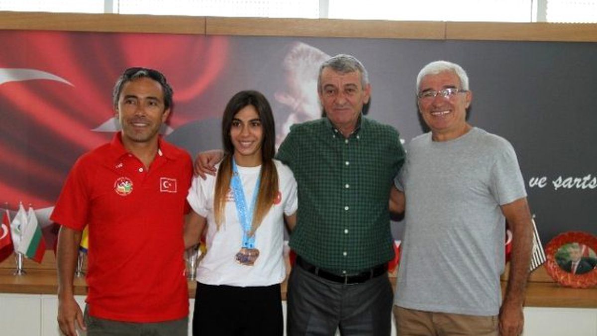 17 Yaşındaki Atletten Çifte Başarı