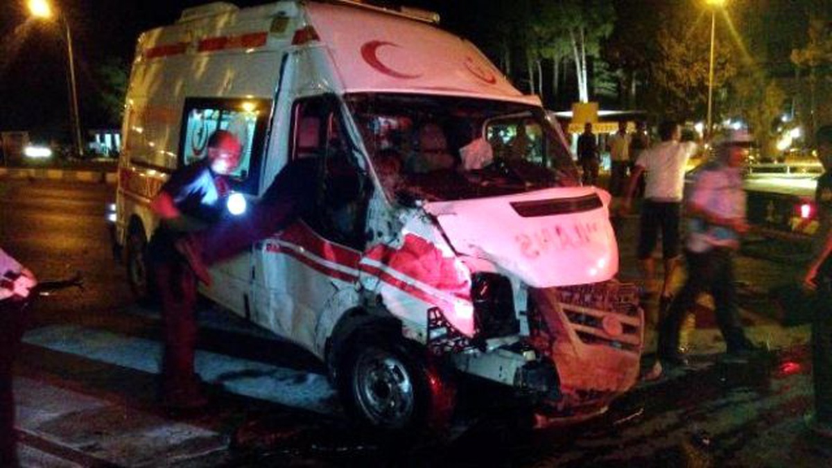 Ambulans ile Otomobil Çarpıştı: 1 Ölü, 5 Yaralı