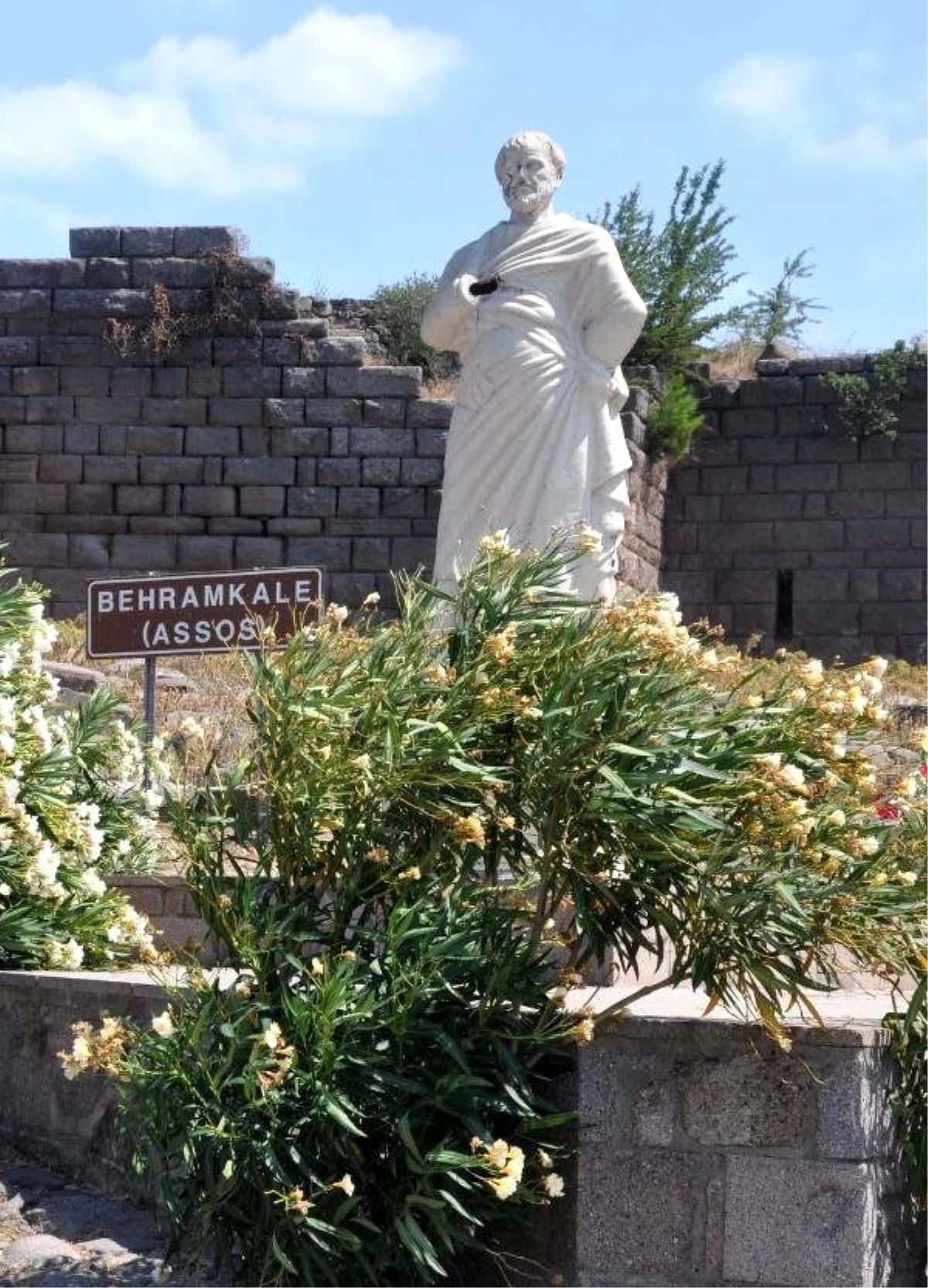 Aristotle Statue Vandalized İn Turkey\'s Assos Ancient Site