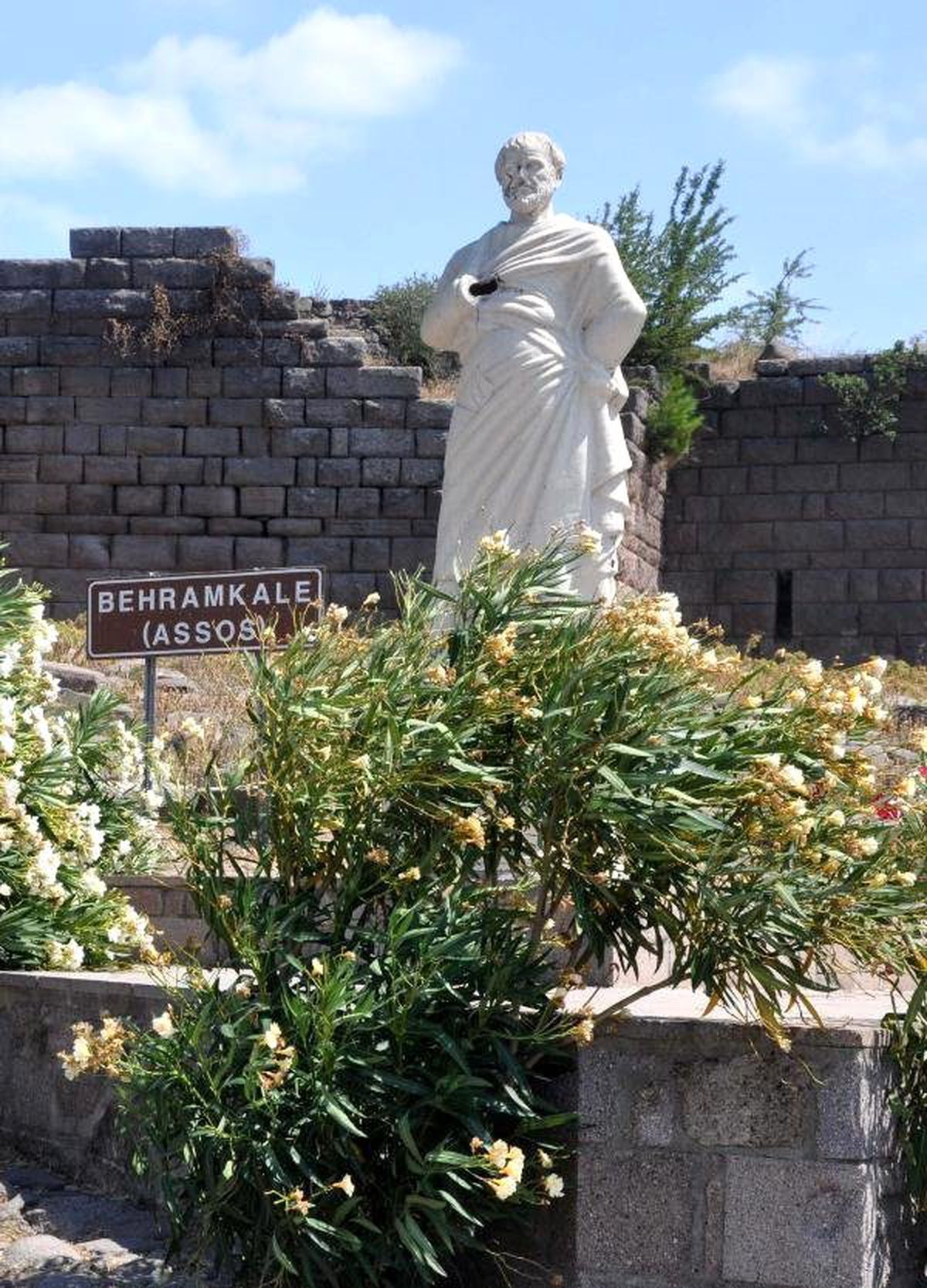 Aristotle Statue Vandalized İn Turkey\'s Assos Ancient Site