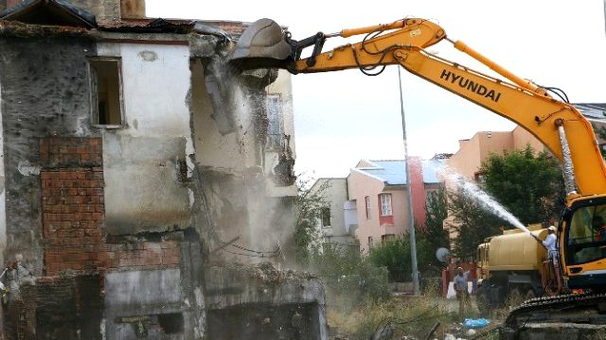 Aziziye Metruk Yapılardan Temizleniyor