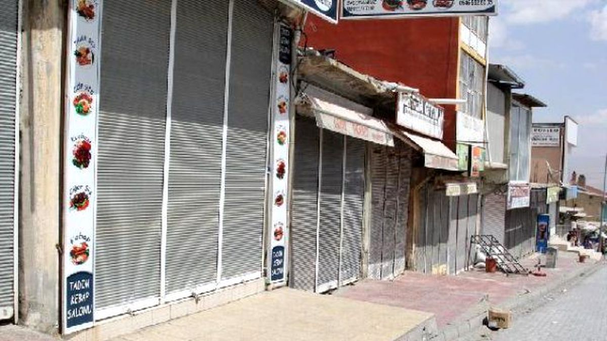 Başkale\'de \'Size Savaş Yaptırmayacağız\' Yürüyüşü