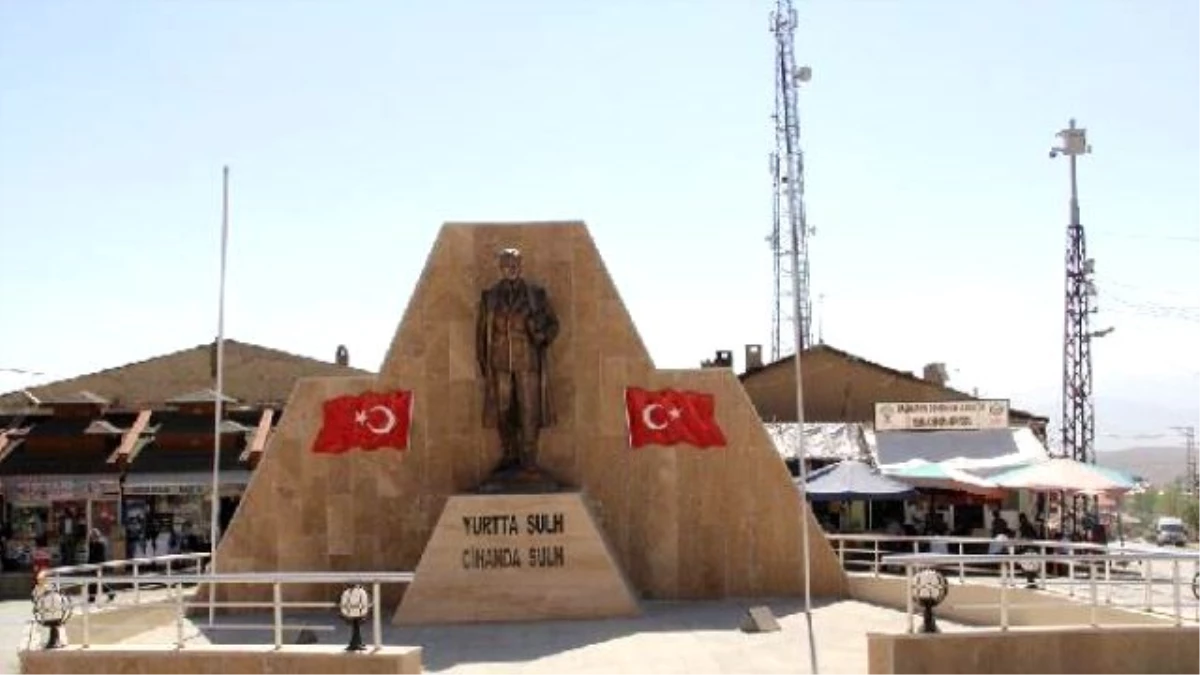 Başkale\'de Yakılan Atatürk Heykeli Yerine Yenisi Dikildi