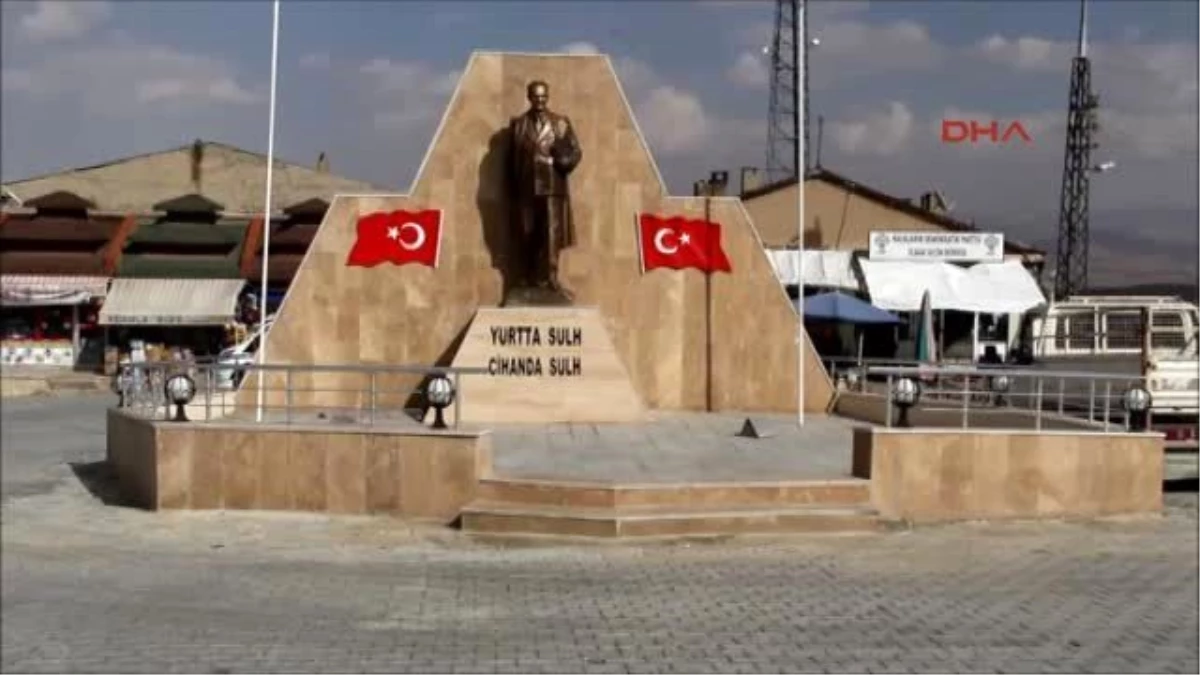Başkale\'ye Yeni Atatürk Heykeli