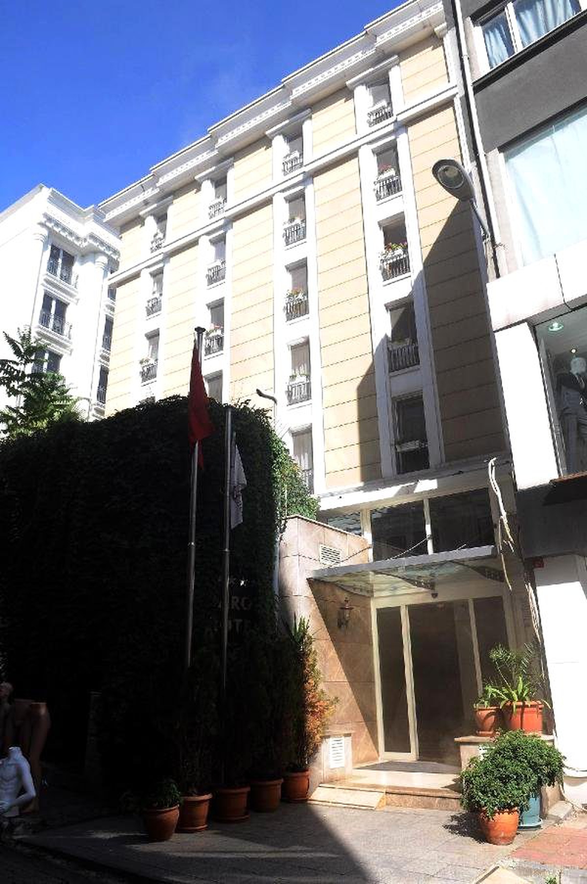 Beyazıt\'ta Turistlerin Kaldığı Otelde Yangın