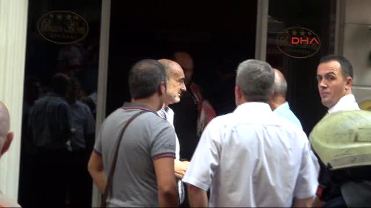 Beyazıt\'ta Turistlerin Kaldığı Otelde Yangın