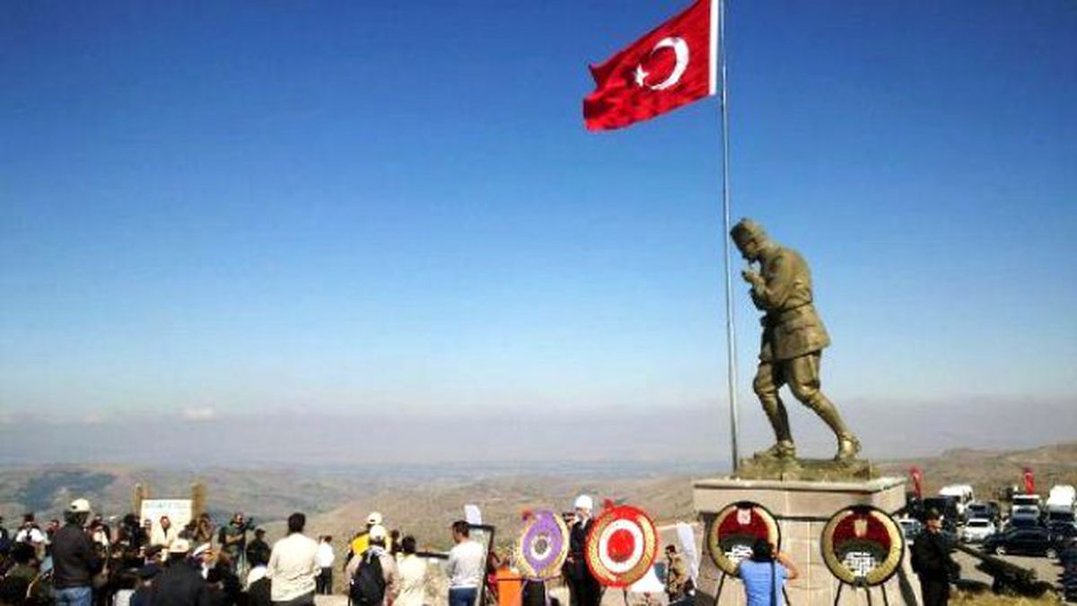 Binlerce Kişi Zafer İçin Yürüdü (2)