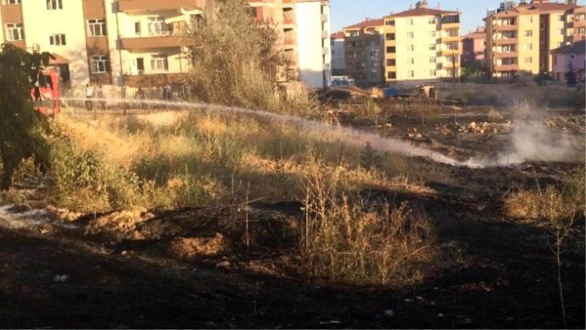 Boş Arazideki Yangın Siteye Sıçradı