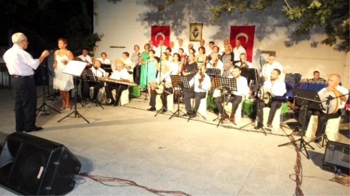 Burhaniye\'de Körfez Gönül Dostları 1500 Kişiye Konser Verdi