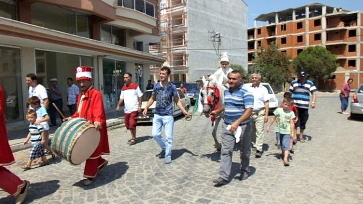 Burhaniye\'de Mehterli Sünnet Geleneği