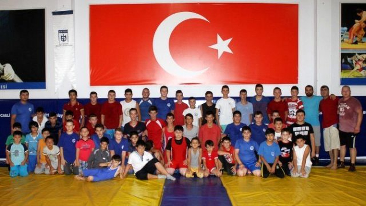 Büyükşehirli Güreşçiler, Makedon Güreşçilerle Kamp Yapıyor