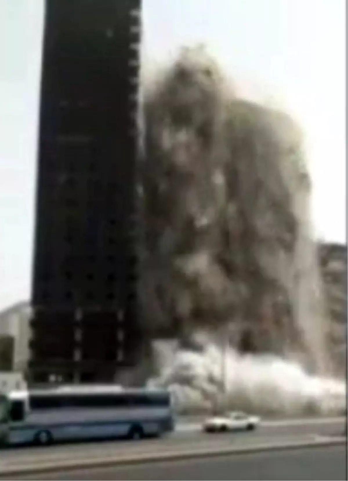 Devasa Bina Bir Anda Yerle Bir Oldu