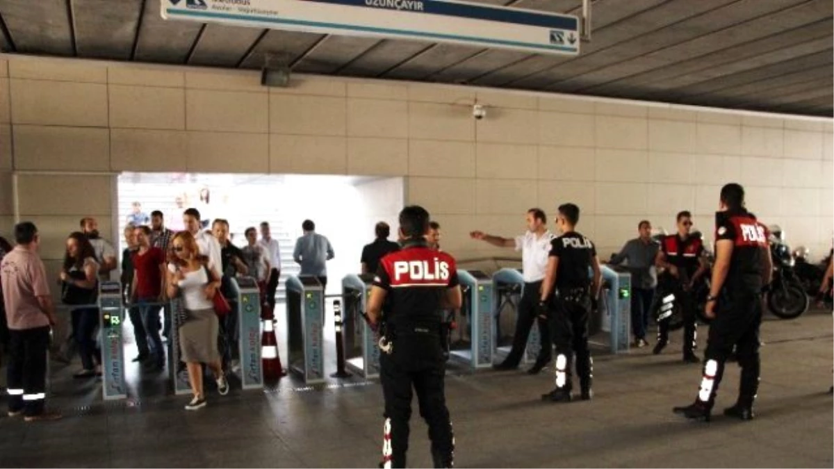 Eylem Hazırlığındaki Terör Örgütü Mensupları Silahları ile Birlikte Metrobüsten İnerken Yakalandı
