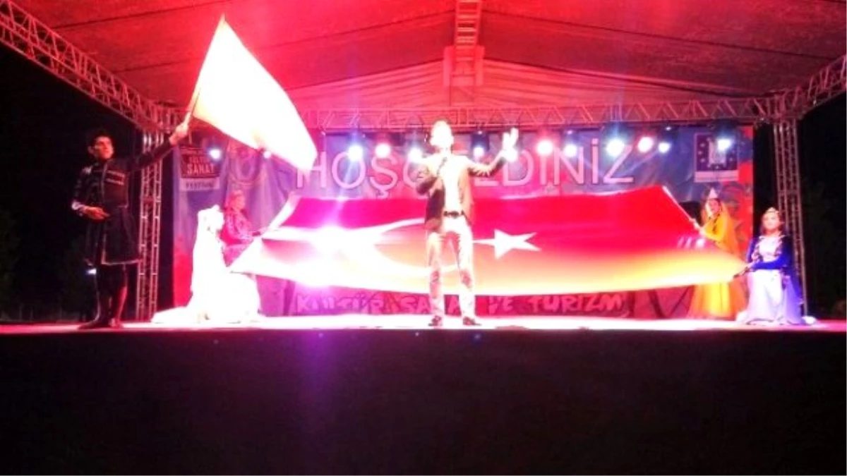 Festival\'de Azerbaycan Halk Dansları Topluluğu\'nun Gösterisi İlgiyle İzlendi