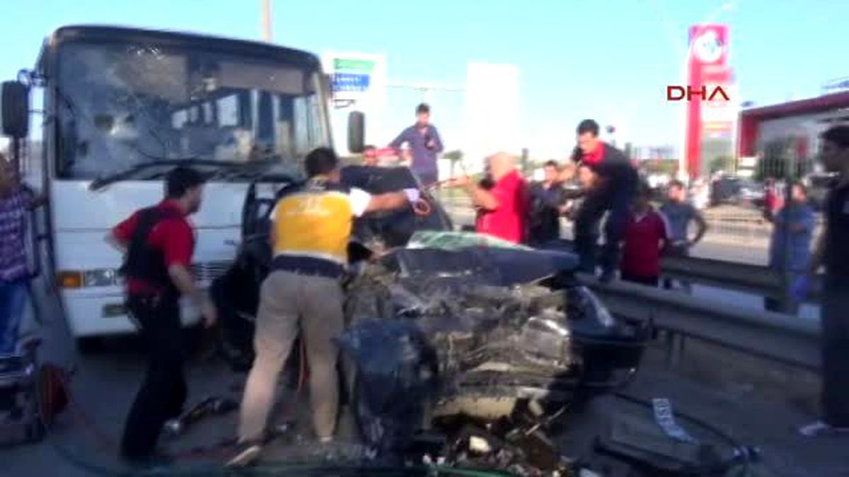 Gebze\'de, Minibüs ile Kamyon Arasında Kalan Otomobilde 2 Kişi Ağır Yaralandı 2-