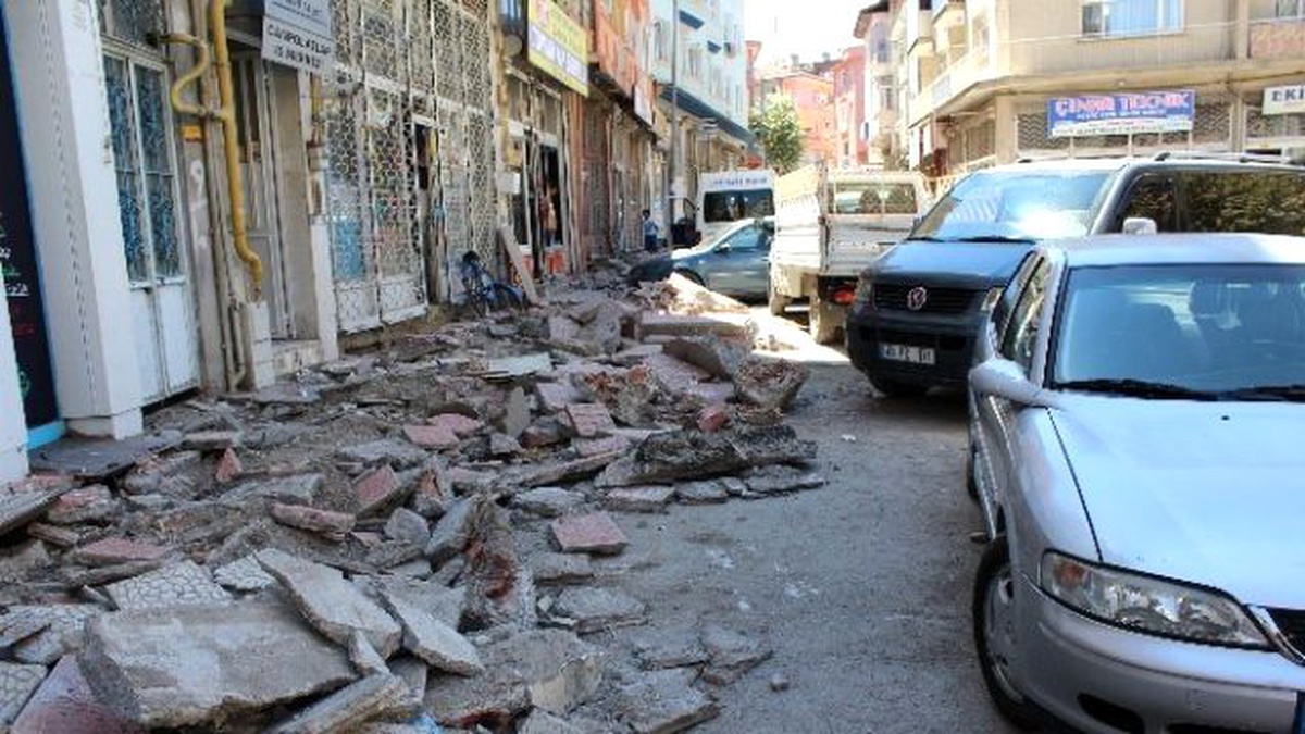 Gelişi Güzel Park Edilen Araçlar Çalışmaları Aksatıyor